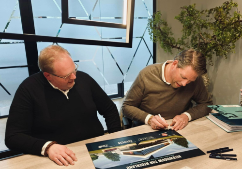 Twee mannen ondertekenen bouwcontract voor nieuw THN-pand