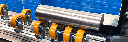 Polijstmachine met geharde as op transportrollen