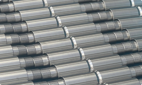 Arbres métalliques empilés avec filetage, configuration de production en série