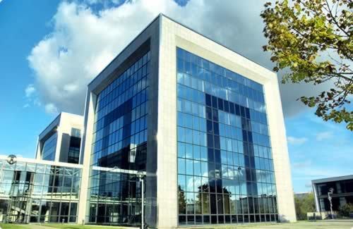 Modernes Bürogebäude mit Glasfassade in Metz, Frankreich, Niederlassung von THN