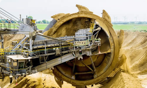Großer Bagger mit Schaufelrad bei der Arbeit in einer Sandgrube, Anwendungsbeispiel für gehärtete Wellen