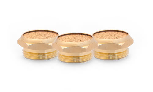 Drei flache ZBV-Sinterfilter aus Bronze mit Außengewinde. Kompakte Bauform für Druckausgleich oder Geräuschdämpfung