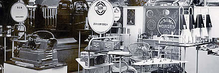 Beurs met motoronderdelen uit de jaren 50