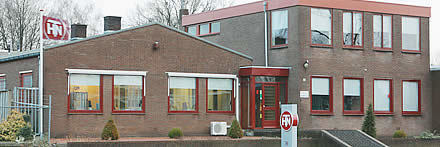 THN-pand met rood-witte gevel en vlag