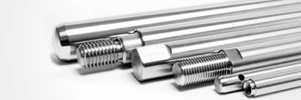 Verchroomde assen met schroefdraad en zeskantkop op een rij