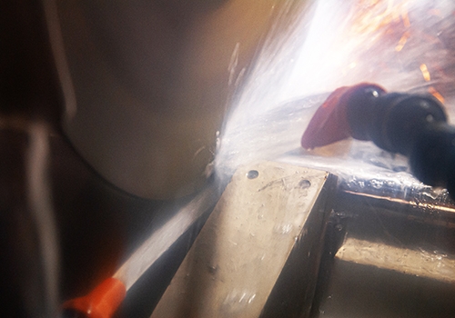 Usinage des métaux consistant à raccourcir un arbre de précision à l'aide d'une machine à découper et d'un liquide de refroidissement