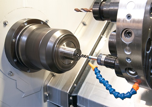 Precisiedraaibank met draaiende as en koelvloeistofslang in bewerking