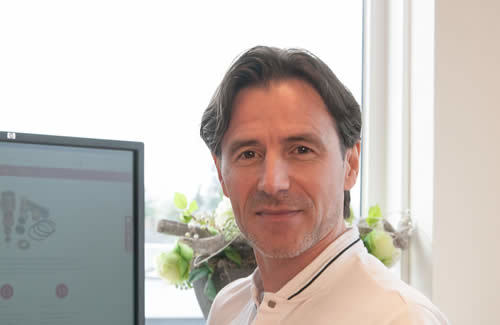 THN employee at customer service office