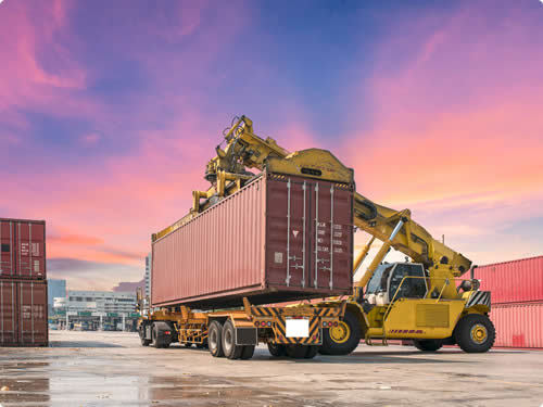 Containerterminal met reachstacker bij zonsondergang, toepassing glijlagers