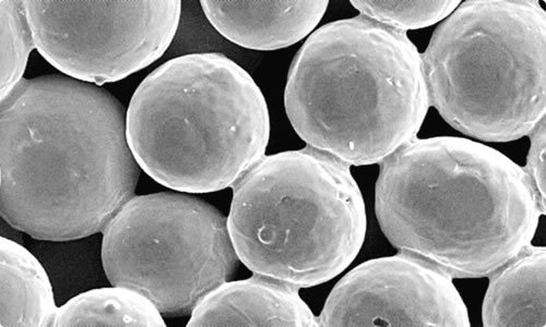 Ronde bronsdeeltjes van SIKA-B onder elektronenmicroscoop, glad oppervlak met duidelijke poriën.