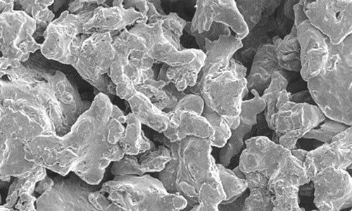 Onregelmatige RVS-deeltjes van SIKA-R onder elektronenmicroscoop met ruwe textuur