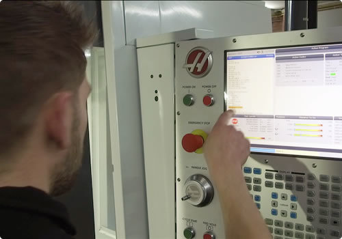 Man bedient CNC-machine met touchscreen