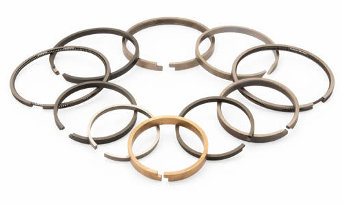 Übersicht über Kolbenringe in verschiedenen Größen und Ausführungen
