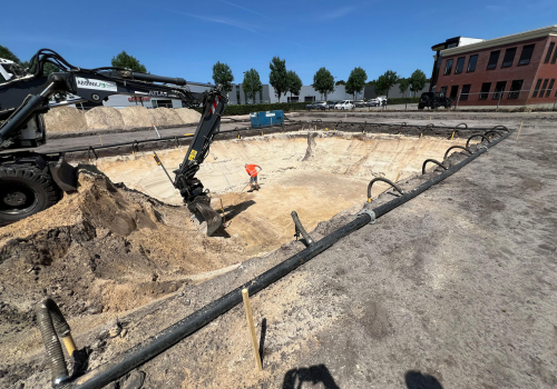 Graafwerkzaamheden voor nieuwbouw THN met graafmachine en bouwput