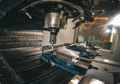 CNC-machine met geharde assen in een werkstukopspanning tijdens precisiebewerking